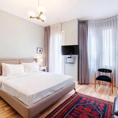 City-center Urban Flat With Private Balcony
