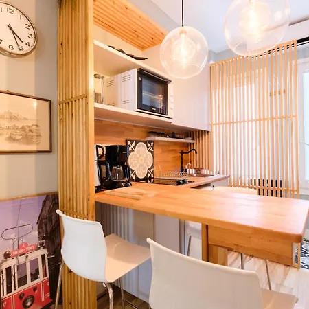City-center Urban Flat With Private Balcony
